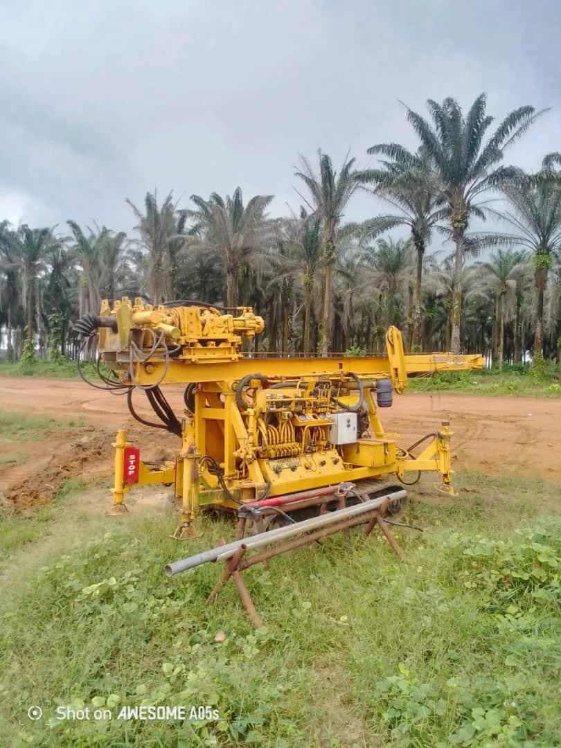 Foreuse geotechnique mobilisee sur un site en palmeraie