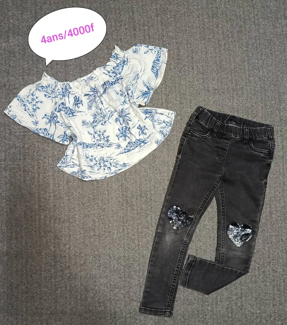 Blouse fleurie bleue et jean noir