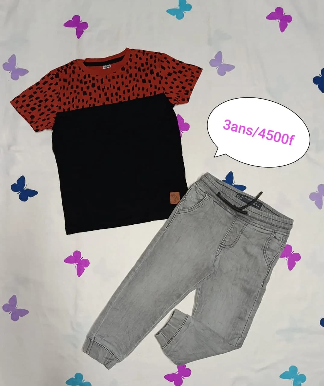 T-shirt noir et rouge avec pantalon gris