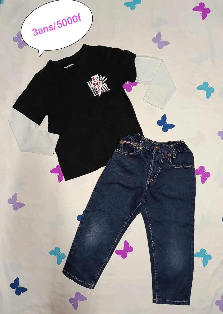 T-shirt noir écusson et jean bleu
