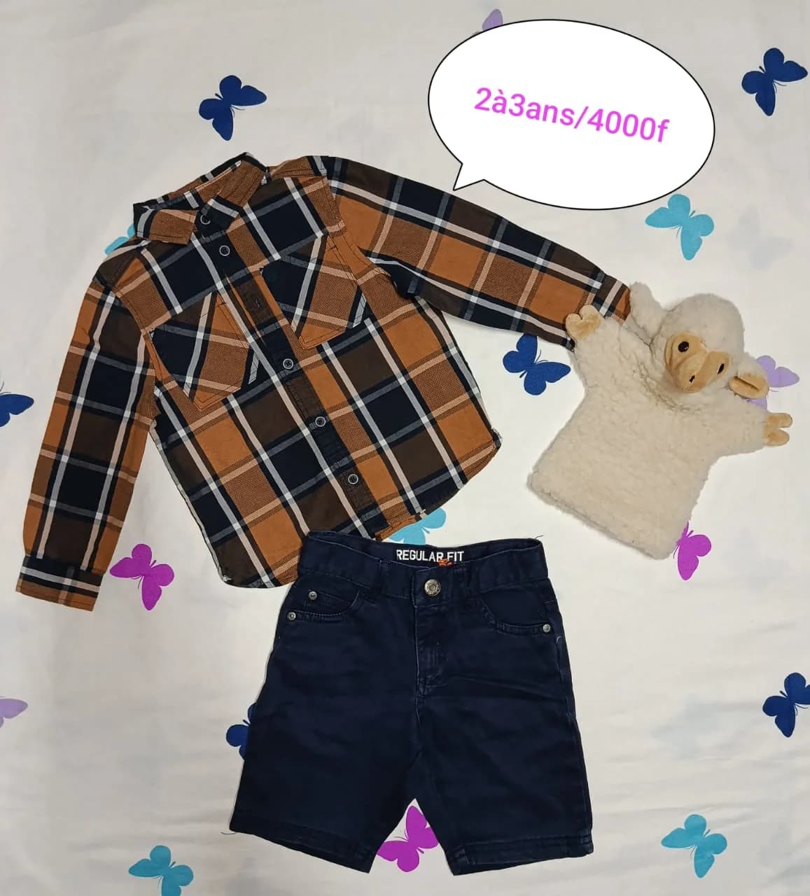Chemise carreaux marron et short bleu