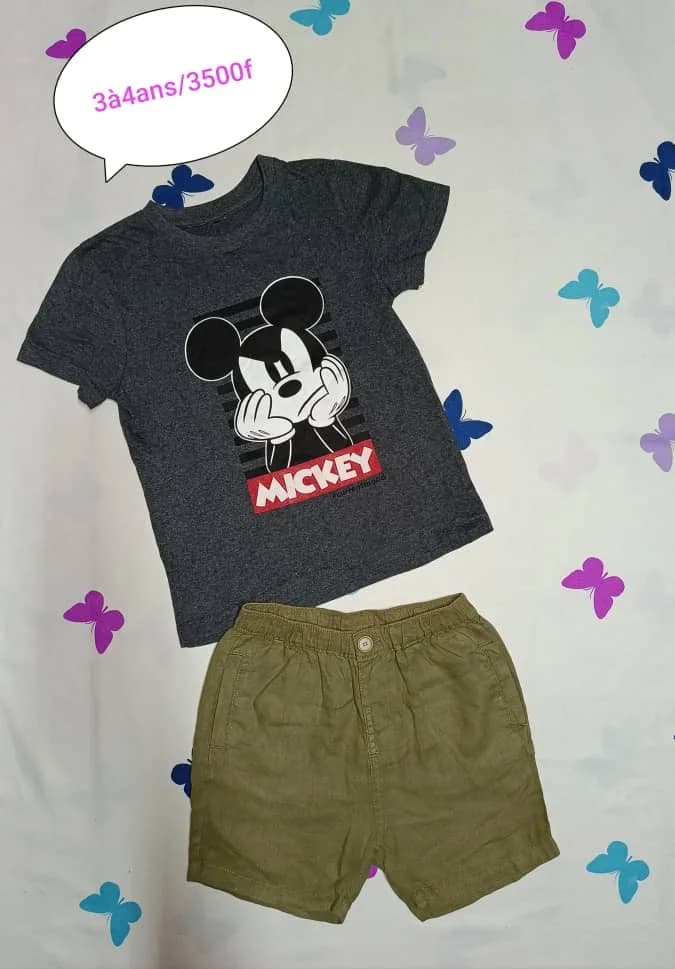 T-shirt Mickey noir et short kaki