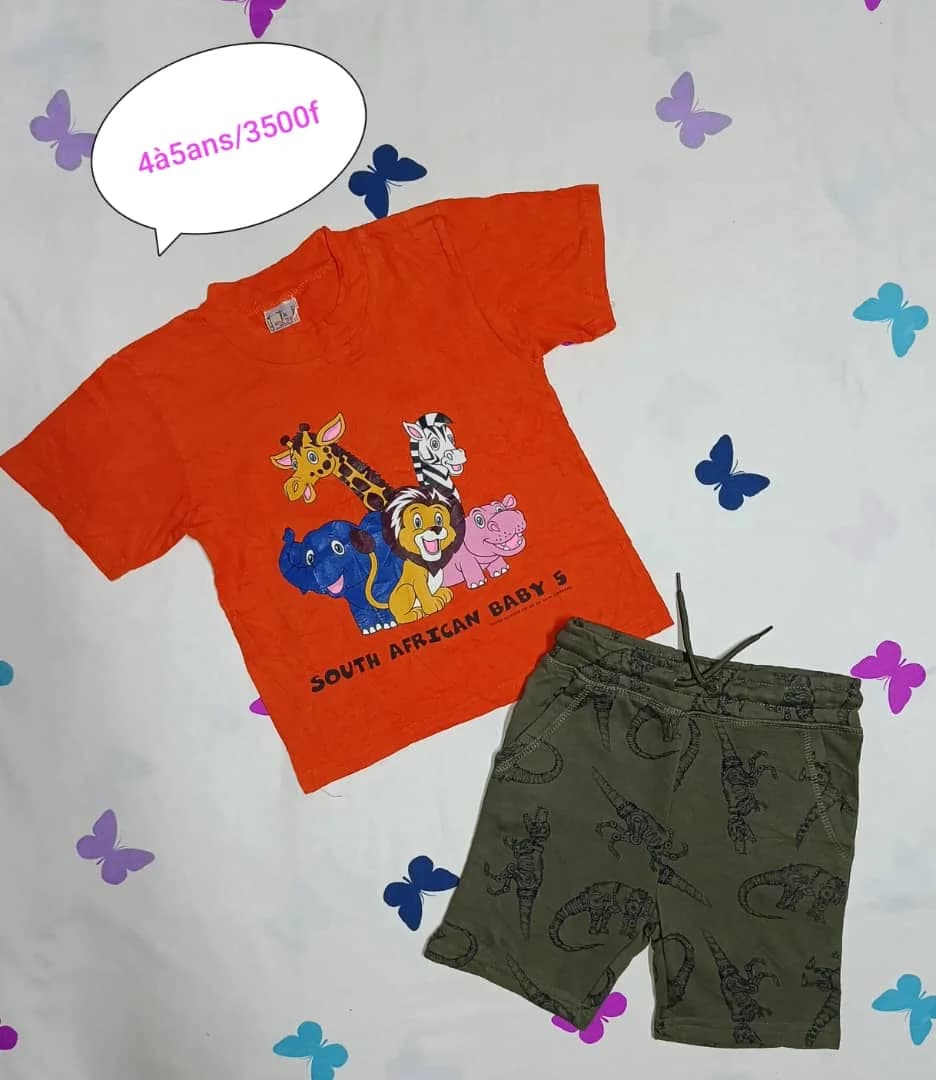 T-shirt orange personnage et short kaki