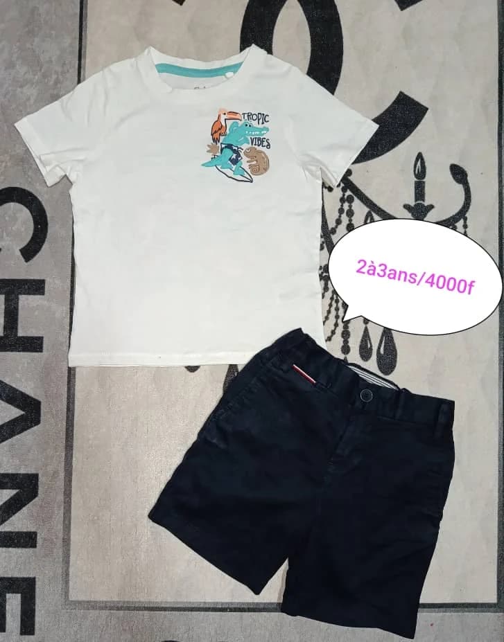 T-shirt blanc motif plage et short bleu