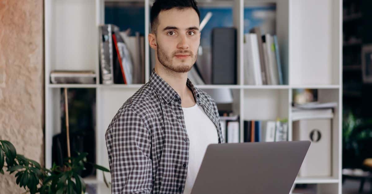 J'ai été formé pour bâtir des structures. Aujourd'hui je bâtis aussi des sites, des applis et des solutions IA. Cette transition n'a pas été un hasard — voici ce qu'elle m'a appris.
Pour réussir une reconversion :
1. Pars de tes acquis. Mes bases d'ingénieur (rigueur, résolution de problèmes) servent chaque jour dans le digital.
2. Apprends en faisant. Un vrai projet vaut dix tutoriels regardés passivement.
3. Montre, ne dis pas. Un portfolio concret convainc plus qu'un long CV.
4. Accepte d'être débutant un temps. C'est le prix d'un nouveau départ.
5. Entoure-toi. Un réseau t'ouvre des portes que tu ne vois pas seul.
La reconversion n'est pas un reniement de ton passé — c'est le faire travailler pour ton futur.
Tu envisages une transition ? Dis-moi vers quel domaine.