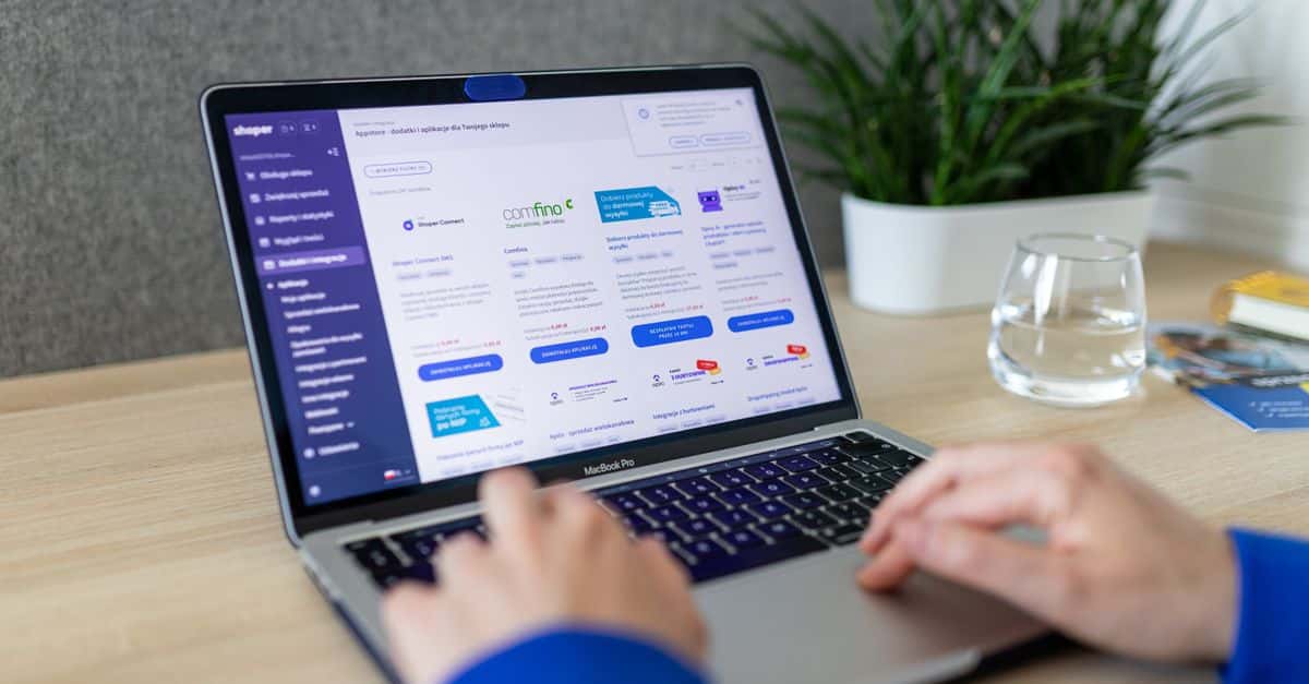 Une page Facebook, c'est bien pour exister. Mais tu loues un terrain qui ne t'appartient pas : les règles changent, la portée chute, tes clients se perdent dans le fil.
Un site web — même simple — c'est TA vitrine : disponible 24h/24, qui inspire confiance, qu'on retrouve sur Google, et qui transforme un curieux en client.
Pour démarrer sans te ruiner :
- Une page claire : qui tu es, ce que tu fais, des preuves (photos, avis).
- Un seul objectif par page : être contacté, vendre, ou prendre rendez-vous.
- Du contenu à jour — un site mort fait fuir.
Tu n'as pas besoin du plus beau site. Tu as besoin d'un site qui travaille pour toi pendant que tu dors.
Aujourd'hui tu as : un site, juste une page, ou rien du tout ?