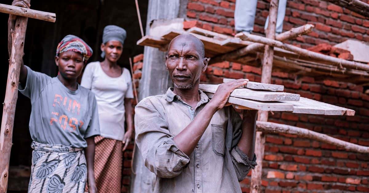 Beaucoup dans la diaspora envoient de l'argent pour bâtir au pays… et découvrent à la livraison un résultat qui ne ressemble pas au rêve.
En tant qu'ingénieur civil, voici les 3 pièges que je vois le plus souvent :
1. Démarrer sans plan détaillé. « On verra sur place » = surcoûts et malfaçons garantis.
2. Confier le suivi à un proche non qualifié. La bonne volonté ne remplace pas l'expertise technique.
3. Payer en grosses tranches sans étapes validées. Chaque versement devrait suivre un avancement contrôlé.
La solution n'est pas de dépenser plus — c'est de cadrer dès le départ : un plan clair, un budget réaliste, un suivi compétent.
Tu construis (ou tu en rêves) au pays ? Dis-moi en commentaire l'étape qui t'inquiète le plus.