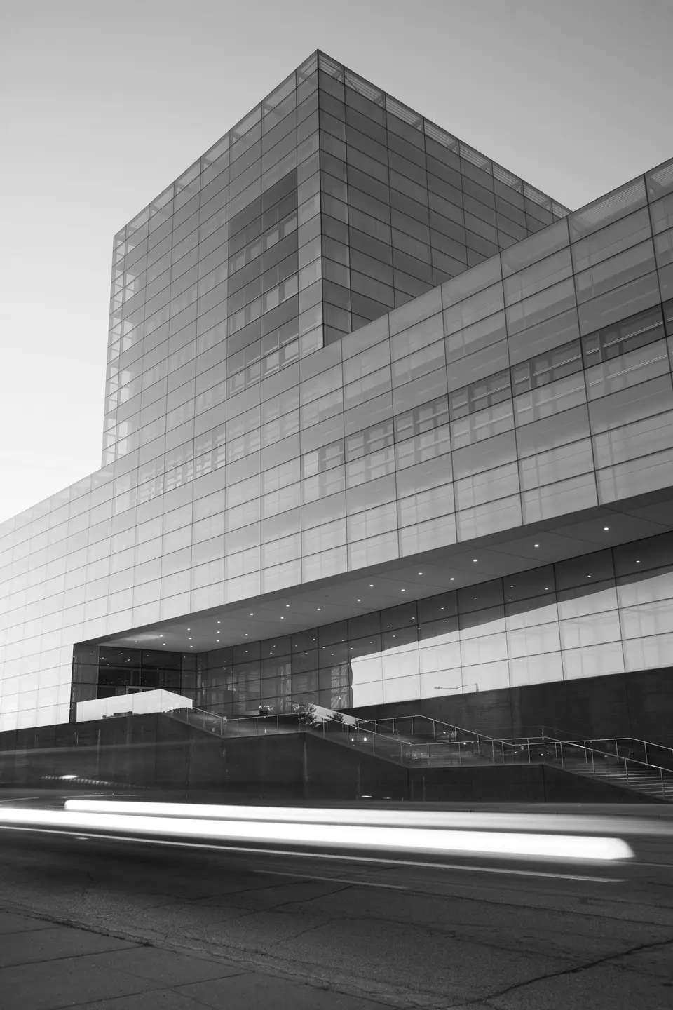 Façade de verre au crépuscule avec un filé de lumière, noir et blanc