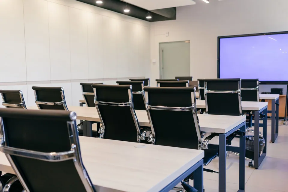 Salle claire préparée pour un atelier de travail.