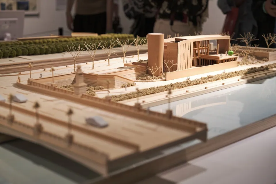 Maquette architecturale présentée sur une table d’étude.