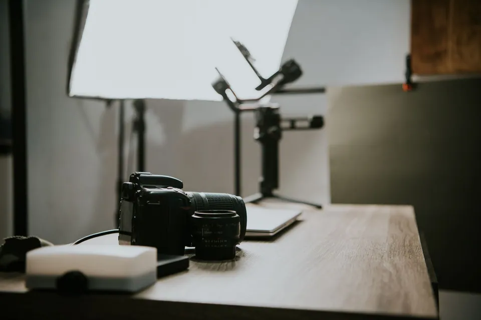 Équipement de production visuelle disposé sur une table de studio.